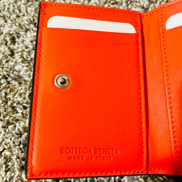Brand New Bottega Veneta Trifold Leather Wallet. Never used. In its original box - Picture 5 of 7